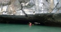 halong-bay-kayak-to-the-cave