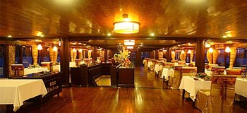 halong-valetine-cruise-restaurant
