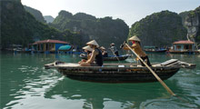 paloma-cruise-tourists-visit-vung-vieng-fishing-village